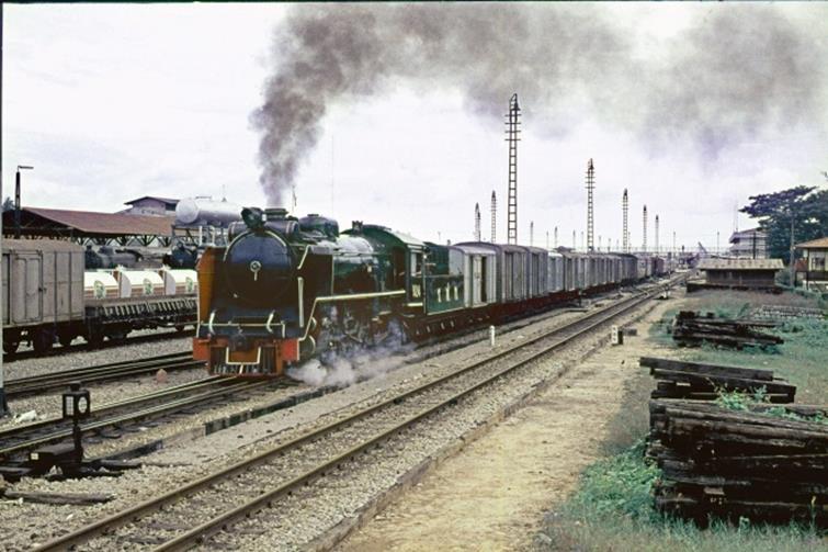 824 high ball switch thailand steam loco mixed train